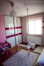 różowy pokój biała roleta szafa przesuwna huśtawka w pokoju dziecka