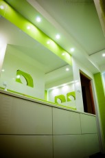 wielkie lustro w łazience zielona łazienka aranżacja