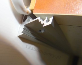 aluminiowy profil led przykleić pod szafką pod meblem