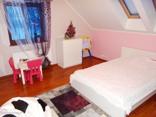 pokój dziecka, różowe ściany białe mebelki