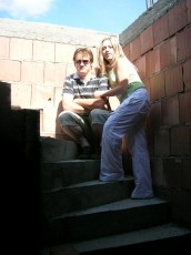 rodzinne zdjęcie pamiątkowe na schodach zabiegowych