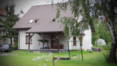 dom od strony tarasu, ocieplona elewacja, zaciągnięta klejem