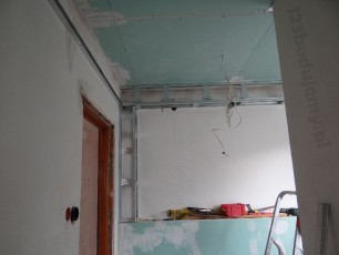 półka przysufitowa sufit dwupoziomowy z oświetleniem z regipsu