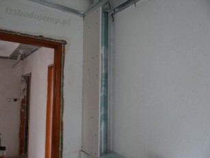 kolumna z kartongipsu z wnęką na taśmę led, podświetlenie ściany w łazience