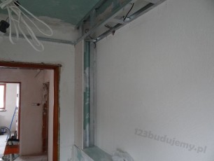 konstrukcja przysufitowa sufit podwieszany z halogenami led