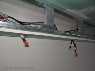 instalacja elektryczna w konstrukcji z płyt kg sufitu podwieszanego ozdobnego, instalacja do oświetlenia halogenami 230v 12v