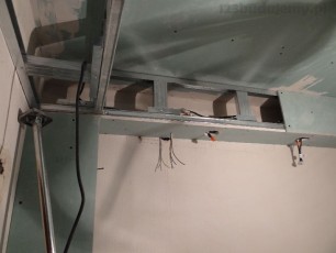 szkielet z profili konstrukcji prostokąt przy suficie z oświetleniem