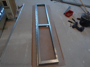 konstrukcja prostokąt na suficie obniżony z półeczką na taśmę led podświetelnie