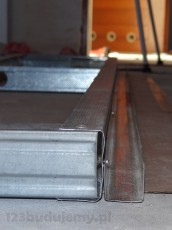 konstrukcja ozdobnego prostokatu na suficie z oświetleniem