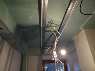 mocowanie konstrukcji wyspy na suficie z oświetleniem