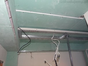 sztukateria na suficie w łazience z oświetleniem led