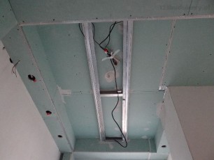 przykręcanie płyt do stelaża przykręconego drivami na suficie z kg