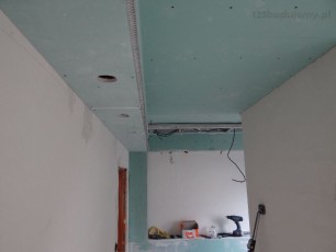 próg na suficie z oświetleniem