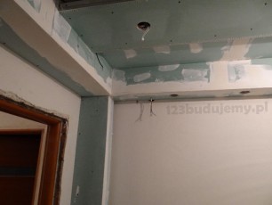 ozdobna aranżacja ściany z regipsu