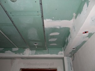 gzyms na suficie z regipsu