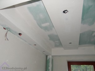 nowoczesny sufit dwupoziomowy z oświetleniem w łazience