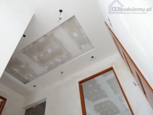 sufit dwupoziomowy w holu z oświetleniem led i podświetleniem