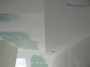 ozdobny sufit w łazience