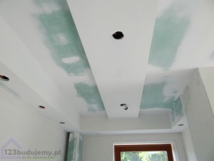 dwupoziomowy gzyms sufit na poddaszu z oświetleniem