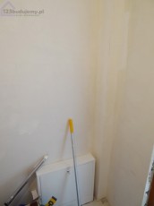 zabudowa rurek w garderobie