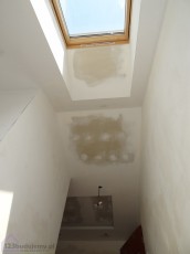 klatka schodowa schody spiralne z oknem dachowym