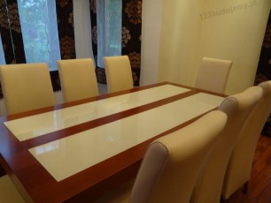 stoł z szybami mlecznymi koloru kremowego