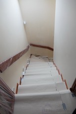 Schody zabezpieczone kartonem przed malowaniem