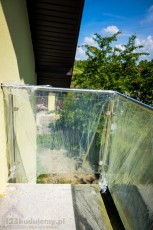 barierka na balkonie szkło zabezpieczone przed hydroizolacją