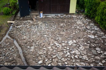 podjazd pod garażem z tyłu domu podbudowa