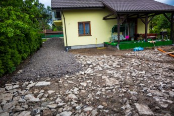 wykonanie podbudowy pod kostkę granitową