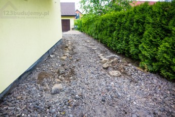 podjazd zboku domu pod balkonem dojazd do garażu