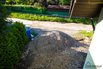 dostawa kamienia na kolejna warstwę na podjazd