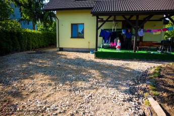 podjazd na tyłach domu, utwardzenie terenu podbudowa