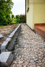 wokoło domu opaska z kostki