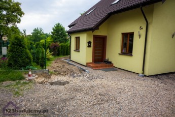 przed domem podjazd