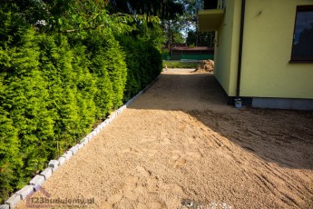 Widok z garażu na podjazd, podbudowa