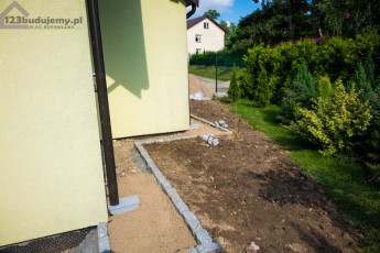 opaska z granitu obok domu