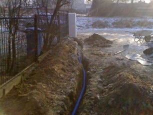 przyłącze elektryczne, doprowadzenie kabla ze skrzyni do budynku