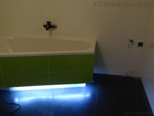 led światło pod wanną oświetla podłogę