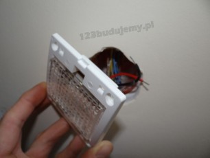 montowanie opraw schodowych do puszki elektrycznej