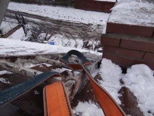 drabina na dachu przywiązana liną, montaż kominka wentylacyjnego