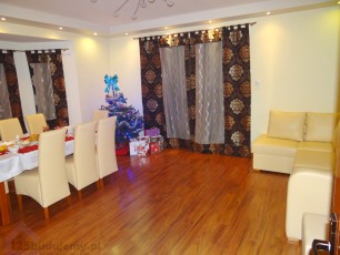 Wigilia święta bożego narodzenia aranżacja salonu choinka prezenty