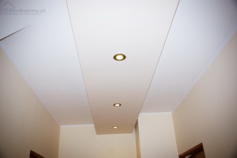 sufit podwieszany z oświetleniem led