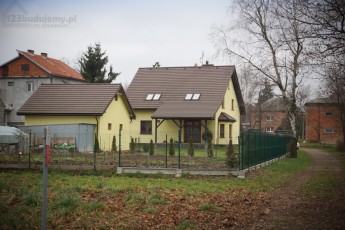 widok na nasz dom z tyłu działki