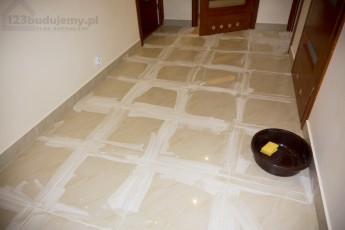 uzupełnienie fugi odnowienie fug na korytarzy