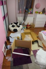 pokój dzieci na poddaszu, nowa zabawka