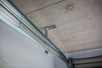 montaż bramy w garażu wielostanowiskowym