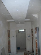 obniżony sufit dwupoziomowy w holu z oświetleniem led