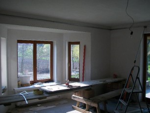 podwieszana półka z regipsu  z oświetleniem i podświetleniem w salonie, nowoczesny sufit