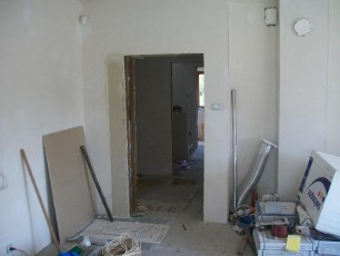 gładź w salonie, otwory drzwiowe